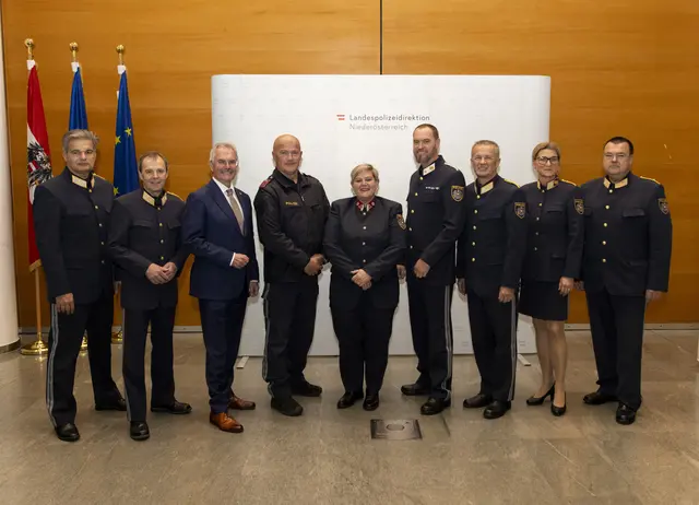 Feierstunde für drei langjährigen Ordnungshüter aus dem Bezirk Neunkirchen. | Foto: LPD NÖ