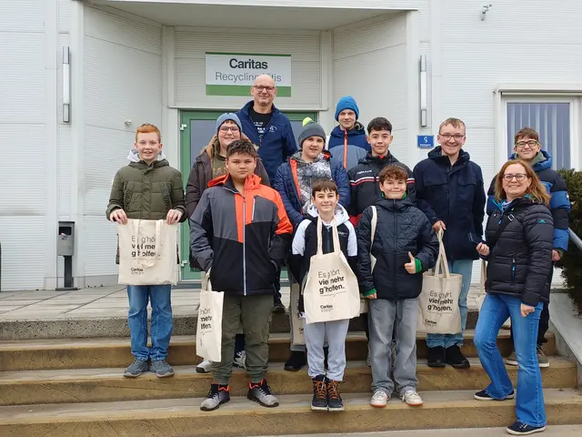 Schüler der NMS Vitis mit Lehrerin Petra Frassl und Caritas-Recycling-Leiter Günther Hammerl | Foto: Caritas Recycling Vitis