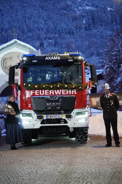 Die Patin und das Einsatzfahrzeug trotzdem der eisigen Kälte.  | Foto: AMG