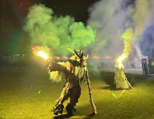 Krampusse am ASKÖ-Platz, IAC feiert und präsentiert neues Trainerteam. In Hötting jubelt man über den Erfolg der Ringer. | Foto: Gross