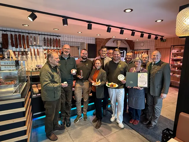 V. l.: Helmut Waldhäusl, Christian Fuchs, Patrick Stummer, Beate Moser, Jagdleiter Martin Vatier, Erwin Pilgerstorfer, Jakob Draxler, Franz Grubauer, Andrea Draxler, Martin Ortner und Bezirksjägermeister Sepp Rathgeb | Foto: Jägerschaft Urfahr-Umgebung