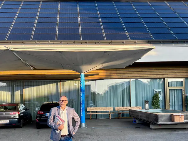 Bürgermeister Niko Reisel vor der PV-Anlage in der Gemeinde am Dorfzentrum. | Foto: Markus Kahrer