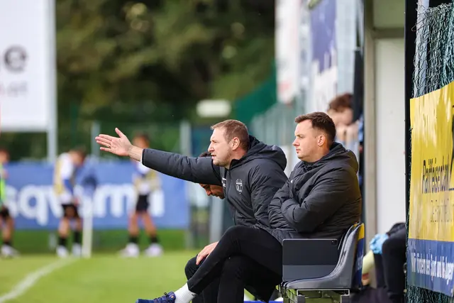 Chefcoach Stefan Hinterkörner zeigt seiner Elf die Richtung an | Foto: Benjamin Reischl