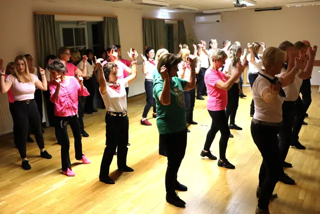 Manchmal ging es auf der Tanzfläche recht beengt zu | Foto: Gerhard Langmann