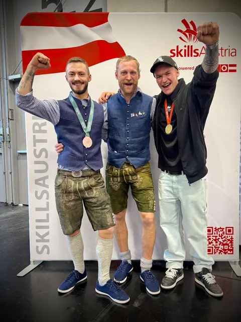 EM-Bronzemedaillengewinner Jakob Gratl (l.) und der frisch gebackene Staatsmeister Linus Aschauer (r.) mit ihrem Chef Marcel Peer von der gleichnamigen Spenglerei in Steinach. | Foto: Spenglerei Peer