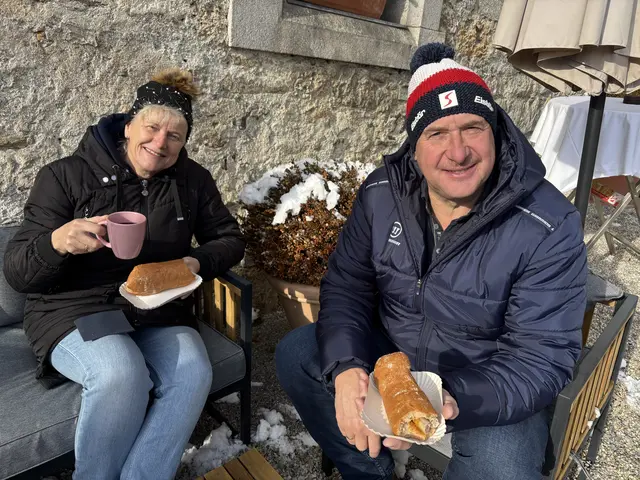 Angelika und Franz genossen mit leckerem Glühwein und einem Bosna die warmen Sonnenstrahlen an der Schlossmauer. | Foto: Voithofer