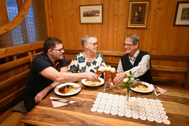 Eine Delegation der Eisenstraße Wirte beim Barbara-Gulasch-Kosten beim Gasthof Teufl: Markus Stadler (Landgasthaus Stadler, Reinsberg), Renate Kummer (Gasthaus zum Grünen Baum, Gresten) und Martin Teufl (Gasthof Teufl, Purgstall) | Foto: eisenstrasse.info