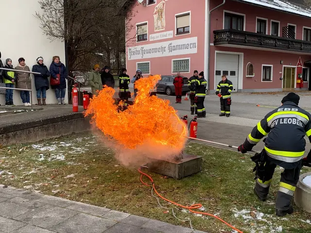 Praxisvorführung der FF Seiz – Die Feuerwehr demonstriert die Entstehungsbrandbekämpfung anschaulich. | Foto: Kalr Dobnigg