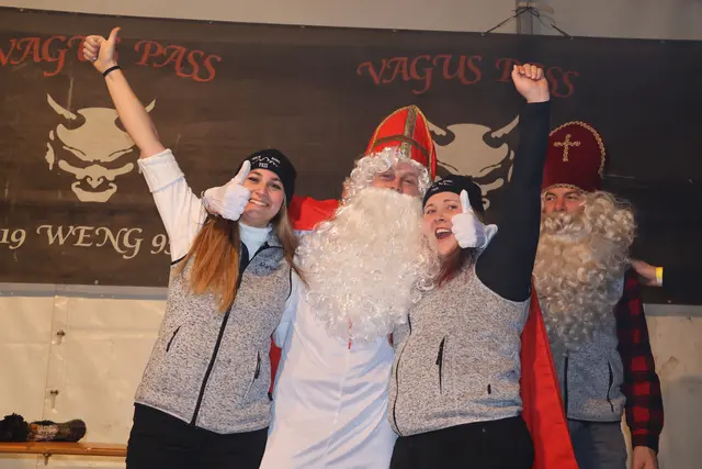 Jubel der Buchberg Pass- Engerl. Im vierten Bewerb haben sie ihr Nikolaus-Model aus dem Publikum mit Bestzeit angekleidet.