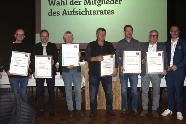 Ausscheidende Vorstandsmitglieder wurde gedankt und mit einer Urkunde beehrt. Es sind dies: Toni Wurzrainer, der ehemalige Obmann Alexander Aigner, Brigitte Aschaber, Christian Simair, Hermann Obwaller, Silvia Ager (in Abwesenheit) und Alois Wahrstätter. | Foto: Brigitte Eberharter