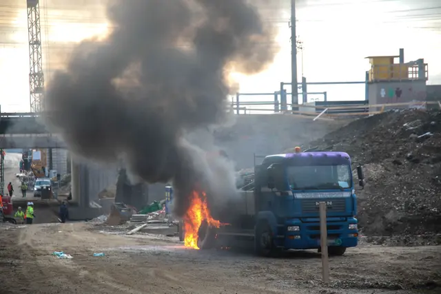 Auf einer Baustelle in Marchtrenk hatte ein Lkw zu brennen begonnen. | Foto: laumat.at