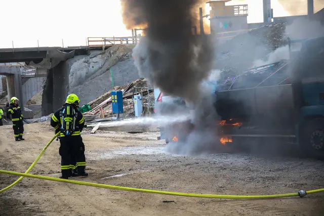 Auf einer Baustelle in Marchtrenk hatte ein Lkw zu brennen begonnen. | Foto: laumat.at