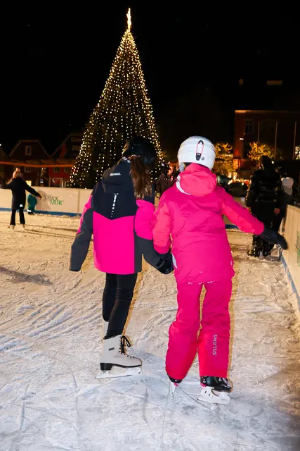 Begeistert haben einige Kinder schon ihre Kufen ausgepackt und einige Runden auf dem Eislaufplatz gezogen. | Foto: Stadt Bruck/Vassilev