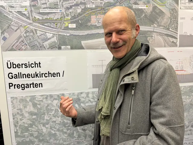 Stadtrat Roland Atzlesberger (Die Grünen Gallneukirchen) interessiert sich für die S7.   | Foto: MeinBezirk/Gernot Fohler