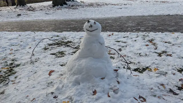 Der Schnee lag so hoch, dass Kinder auch Schneemänner formen konnten.  | Foto: Z.V.g.