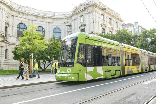 Ab Samstagfrüh fahren die Straßenbahnlinien 16 und 17 regelmäßig vom Jakominiplatz über die Neutorgasse zur Annenstraße.
 | Foto: Holding Graz/Foto Fischer