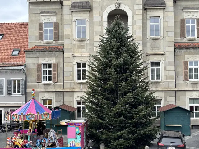 Am Montag wurde am Hauptplatz mit dem Aufbau des Karusselss begonnen. | Foto: MeinBezirk/W. Fischer