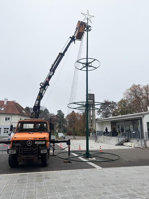 Kostensparend und bezaubernd: Der Christbaum aus Metall kann in der Marktgemeinde Wagna jedes Jahr verwendet werden. | Foto: Gemeinde