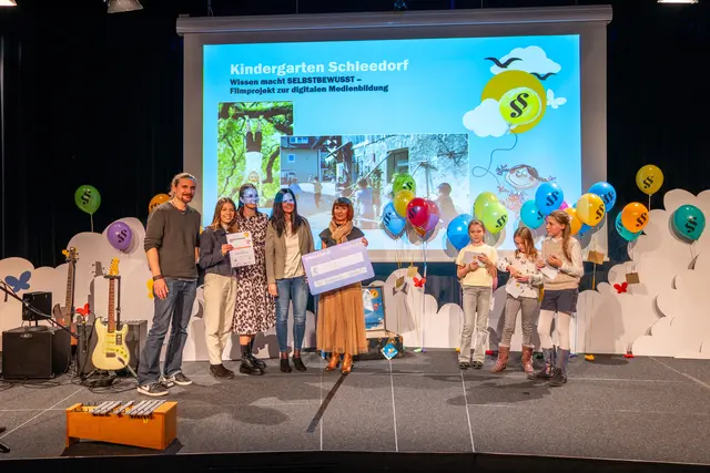 In der Kategorie „Kinder, Jugendliche und Schulklassen“ ging der 1. Platz beim Salzburger Kinderrechtspreis 2025 an den Kindergarten Schleedorf für das Filmprojekt „Wissen macht Selbstbewusst“.  | Foto: Bengt Beier