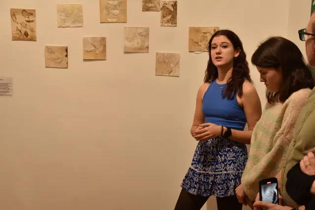 Ausstellung 'land unter?': Die jungen Kulturvermittler führen die Gäste durch die Werke, die sich mit der Verletzlichkeit unseres Planeten beschäftigen. | Foto: Alexandra Goll