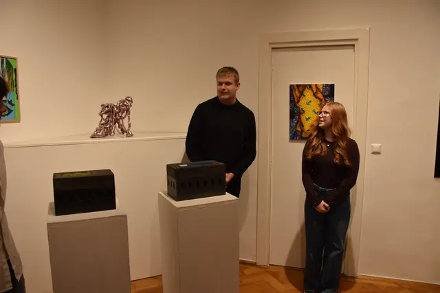 Fabriken und Bunker sehen diese Schüler in den Kunstwerken. | Foto: Alexandra Goll