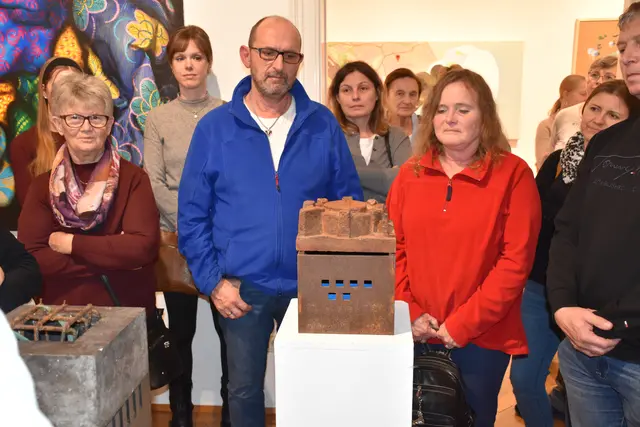 Konzentriertes Publikum: Zahlreich erschienene Besucher verfolgten gespannt die Führung durch die Ausstellung. | Foto: Alexandra Goll