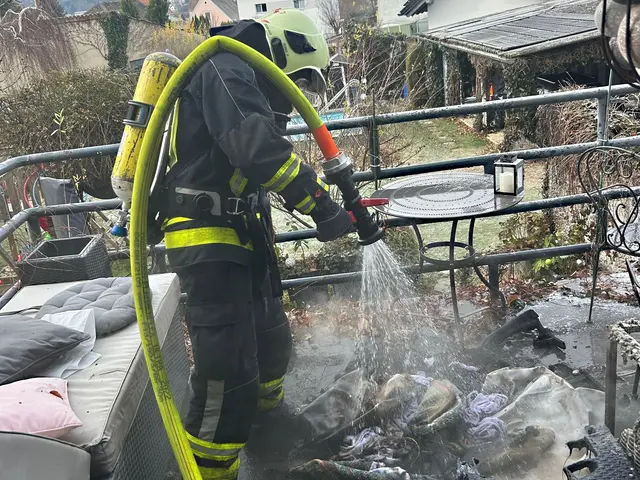 Der Brand konnte rasch gelöscht werden. 18 Mitglieder der Stadtfeuerwehr Pinkafeld rückten in die Wienerstraße aus.  | Foto: Stadtfeuerwehr Pinkafeld