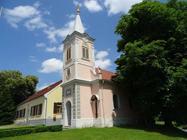 Als der Hundsmüller am Pfingstsonntag während der Messe bei der Kapelle stand und durch das Astloch blickte, konnte er alle Hexen des Ortes, die ihn verfolgten, sehen und erkennen.  | Foto: Nikles
