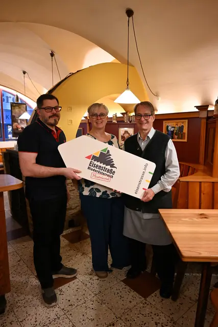 Markus Stadler (Landgasthaus Stadler, Reinsberg), Renate Kummer (Gasthaus zum Grünen Baum, Gresten) und Martin Teufl (Gasthof Teufl, Purgstall) freuen sich auf die Gulasch-Aktion zu Ehren der Heiligen Barbara, Schutzpatronin der Bergleute. | Foto: www.eisenstrasse.info