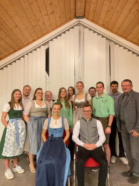 Der Vorstand mit Bürgermeister Werner Liebhart (r.): Laura Exl, Fabian Lotz, Kerstin Bartl, Teresa Josef, Melanie Flicker, Carina Hinterhoger, Julia Hauer, Markus Bartl, Marion Bartl, Florian Strohmer, Christian Albrecht und Damun Alibadi | Foto: LJ Pfaffenschlag
