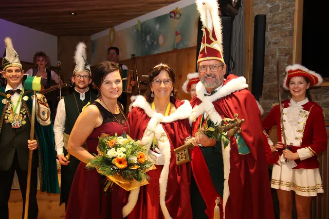 Schlüsselübergabe: Tanja Kreer, Ursula I. und Josef I.