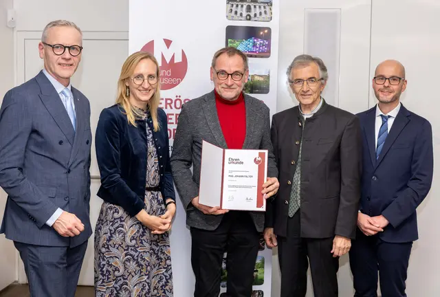 Johann Falter (Mitte) vom Freilichtmuseum Furthmühle Pram wurde für sein jahrelanges, ehrenamtliches Engagement geehrt. | Foto: Verbund Oberösterreichischer Museen