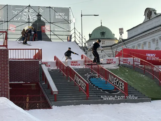 Freeskier und Snowboarder begeistern das Publikum vor dem Landestheater mit ihren kreativen Tricks. | Foto: Kendlbacher