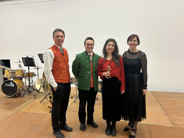 Obmann Joe Mayer, Kapellmeister Norbert Schmiedbauer, Martha Matscheko &amp; Chorleiterin Yvonne Wimmer. | Foto: Weißböck