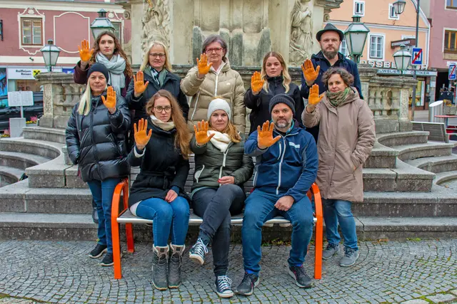 Eine Bank, zehn Hände in Orange, eine klare Botschaft: Gewalt gegen Frauen hat in Zwettl keinen Platz, im Bild: Gemeinderätin Alexandra Hechtl, Anna Haneder (Frauenberatung Waldviertel), Stadtrat Daniel Ruttinger (vorne), Ingrid Ratheiser und Helene Zimm (Frauenberatung Waldviertel), Stadträtin Petra Hofbauer, Heide Zauner (Frauenberatung Waldviertel), Gemeinderätin Kerstin Bayer, Stadtrat Michael Friedl und Gemeinderätin Evelyn Steindl. | Foto: Stadtgemeinde Zwettl
