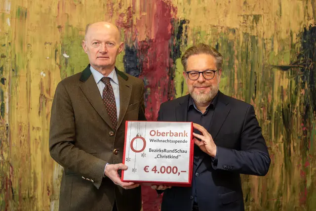 Generaldirektor Franz Gasselsberger übergab den symbolischen Scheck für die großzügige 4.000 Euro-Spende an MeinBezirk OÖ-Geschäftsführer Thomas Reiter. | Foto: MeinBezirk/T.Siegl