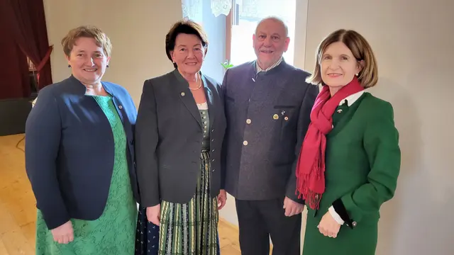Von links: Bürgermeisterin Andrea Pabinger, Rosi Hochradl, Edi Fersterer und Landesobfrau Andrea Eder-Gitschthaler.   | Foto: Seniorenbund Lamprechtshausen