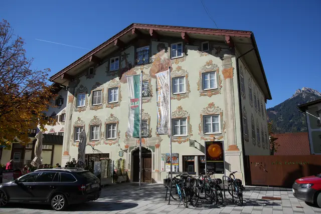 Das Museum der Stadt Reutte ist im Grünen Haus im Untermarkt untergebracht. Was das Haus von außen verspricht, findet im Inneren seine Fortsetzung. | Foto: Museum im Grünen Haus