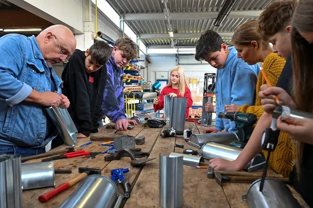 In der Werkstatt der Spenglerei Stadler wurden Dachrinnen geformt. | Foto: Willi Minder
