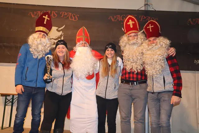 WM-Siegerpokal für die Engerl der Buchberg Pass. Die Nikolaus-Jury gratulierte "den besten Engerl".