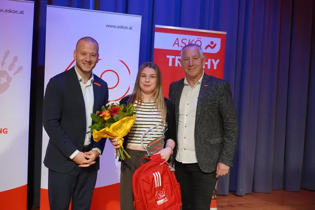 ASKÖ Präsident Maximilian Köllner und ASKÖ Geschäftsführer Andreas Ponic überreichten Alissa Mörz die ASKÖ Trophy 2025 zum Abschluss ihrer erfolgreichen Kariere.     