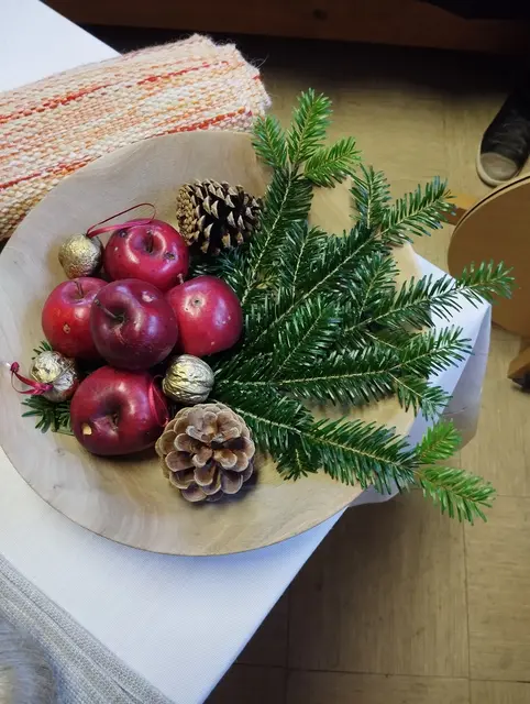 Äpfel, Nüsse und Tannengrass