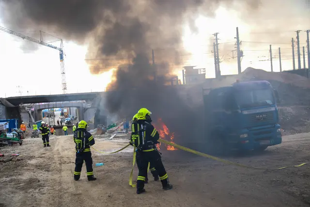 Auf einer Baustelle in Marchtrenk hatte ein Lkw zu brennen begonnen. | Foto: laumat.at