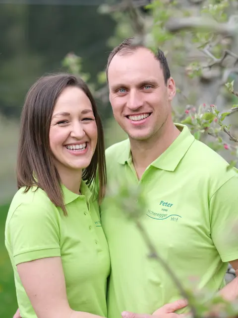 Jenifer und Peter Pöschl vom Hohenegger Hof setzen auf regionales Obst, hochwertige Veredelung und einen liebevoll geführten Selbstbedienungs-Hofladen. | Foto: Hohenegger Hof