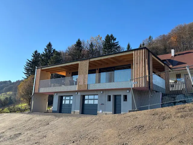 Der neu geschaffene Verkost- und Verkaufsbereich fügt sich harmonisch in das Gesamtensemble am Keltenweg in Heimschuh ein. | Foto: Edelbrände Posch