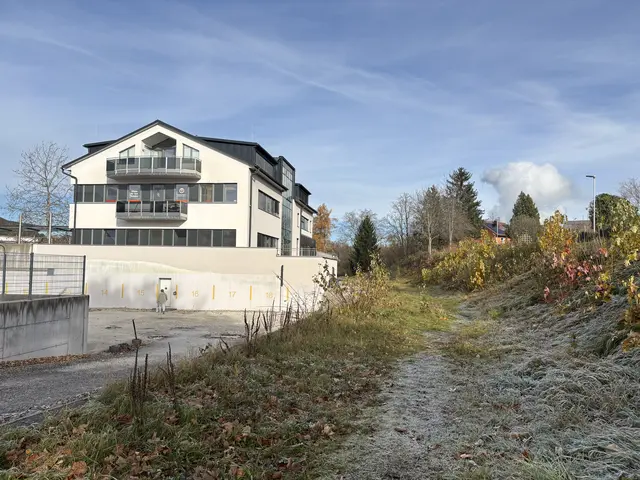 Auf der ehemaligen Bahntrasse hinter dem Seepark wird eine Parkzone entstehen. | Foto: Foocus.at