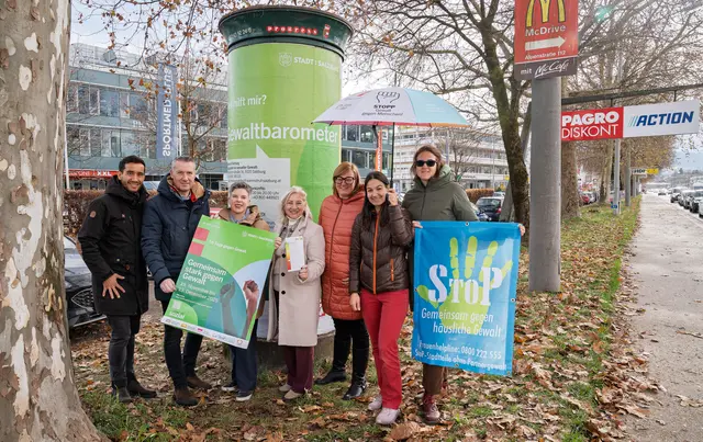 Eine der vier Litfasssäulen mit Gewaltbarometer: v.l.: David Nowotny (Progress), Dominik Sobota (Progress), Alexandra Schmidt (Frauenbeuftragte), Stadträtin Andrea Brandner, Riezler Christina (Gewaltschutzzentrum), Isabel Bojanovsky (Gewaltschutzschirm), Eva Keyser (BWS Süd) | Foto: Stadt Salzburg/Alexander Killer