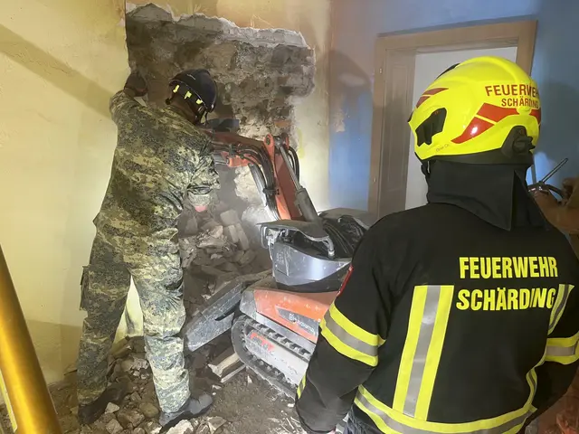 Der Rette- und Bergezug der ABC-Abwehrkompanie des Bundesheeres aus Hörsching und Führungskräfte vom ABC-Abwehrzentrum aus Korneuburg durchbrachen mit Unterstützung einer Privatfirma schließlich vorsichtig die rund einen Meter dicke Mauer und arbeiteten sich Dezimeter für Dezimeter in Richtung Schuttkegel vor. | Foto: FF Schärding