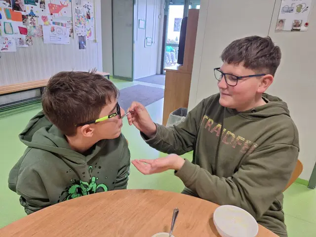 Die Schüler übten sich auch im Eingeben von Essen und mussten erfahren, dass es gar nicht so einfach ist, als es aussieht. | Foto: Caritas Recycling Vitis