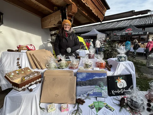 Kräuterexpertin Sabrina Köchler aus Weerberg hatte Adventskalender gefüllt mit Tee im Angebot. | Foto: Kendlbacher